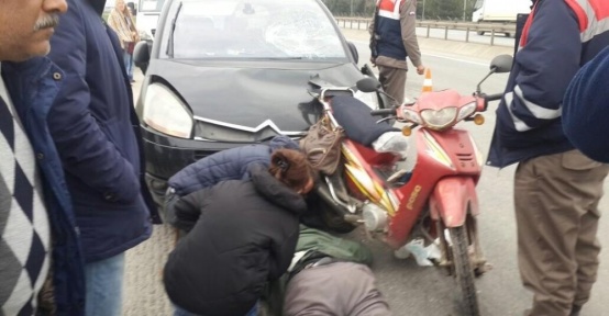 Otomobil motosikletliye arkadan çarpı: 1 yaralı