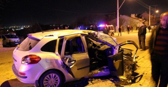 Kütahya’da otomobil elektrik direğine çarptı: 1 ölü 2 yaralı