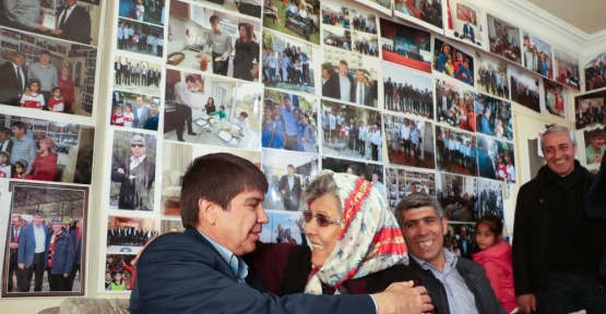 Hayranı olduğu başkanın 3 bin fotoğrafı evinin duvarlarını süslüyor