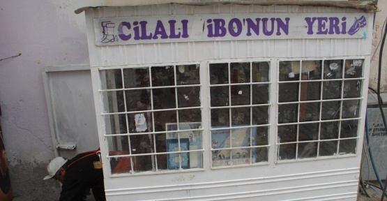 Boya sandığıyla 7 nüfusa bakıyor