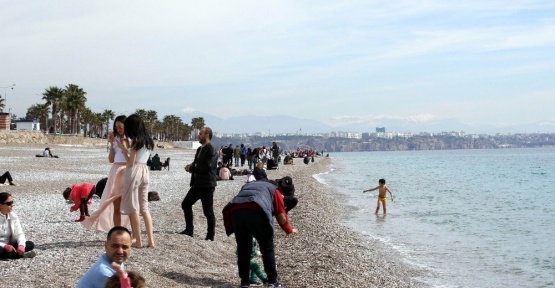 Antalya’da kar manzaralı deniz keyfi
