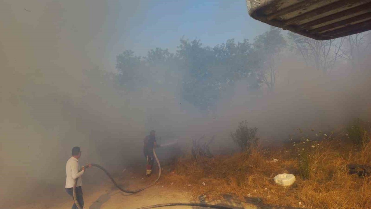 Bandırma’da Otluk Alanda Çıkan Yangın Kontrol Altına Alındı