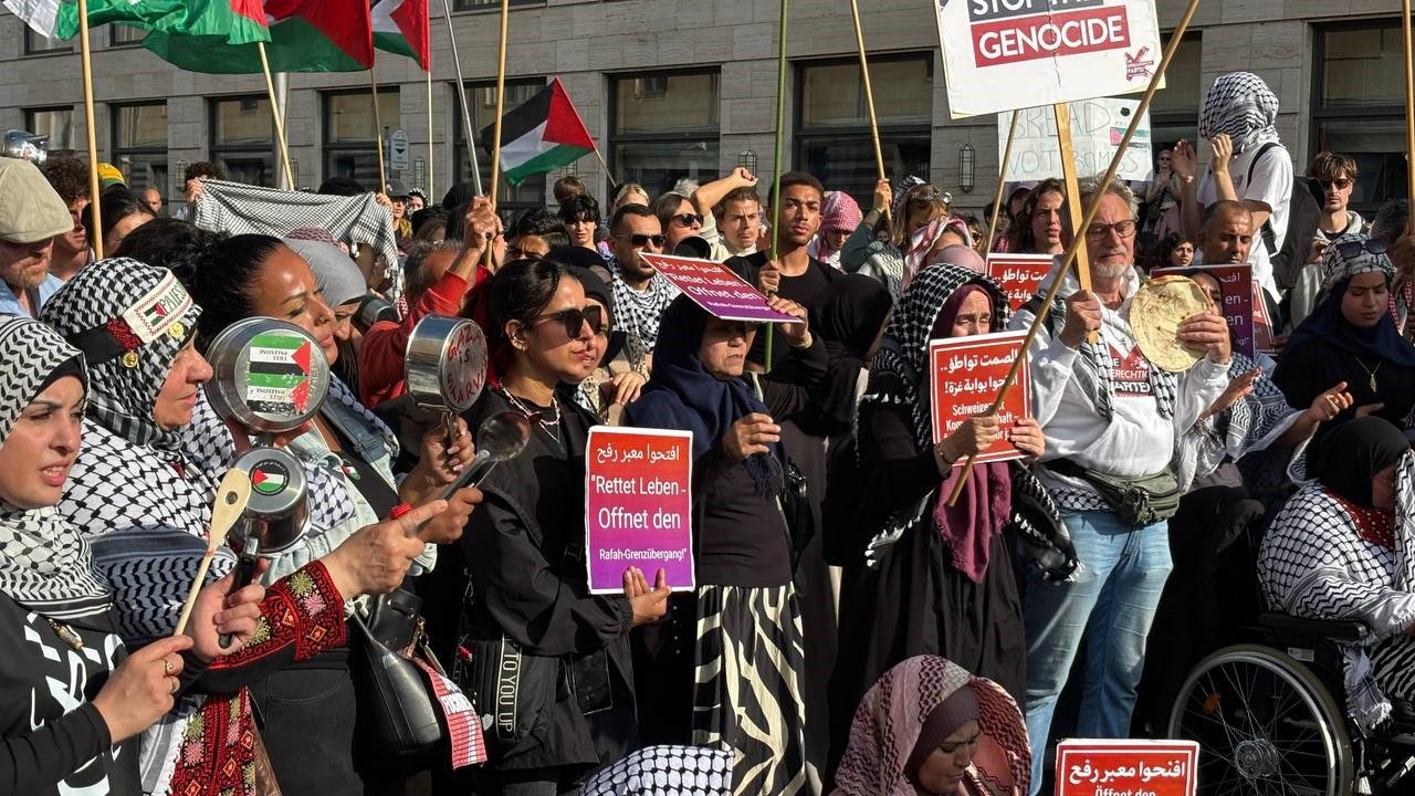 Berlin’deki Mısır Büyükelçiliği Önünde