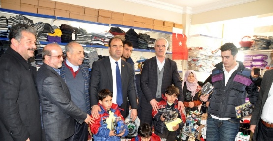 100 Suriyeli yetime kıyafet yardımını giydirdi