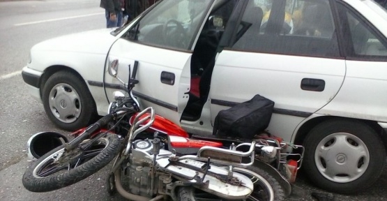 Motosiklet ile otomobil çarpıştı: 1 yaralı
