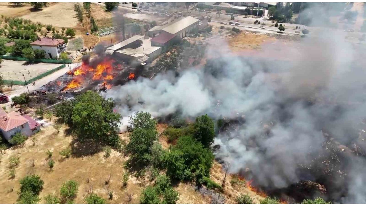 Amasya’da Kereste Deposu Ve Ev Alev Alev Yandı