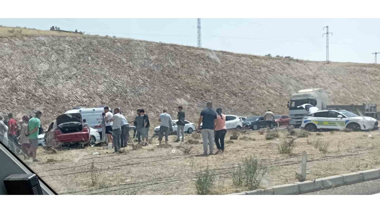 Otomobiller Çarpıştı: 7 Yaralı