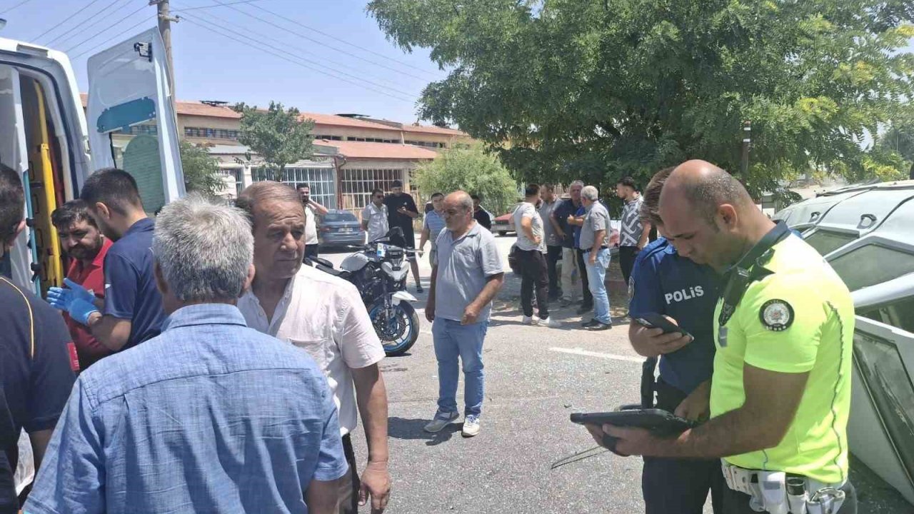 Motosikletin Çarptığı Otomobil Devrildi: 1’i Ağır, 3 Yaralı