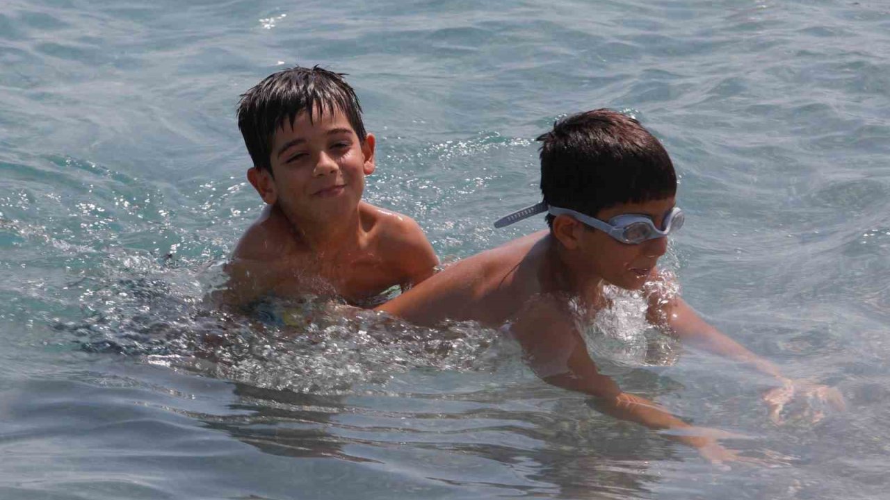 Antalya’da Hava Sıcaklığı 37, Deniz Suyu 32 Derece Oldu