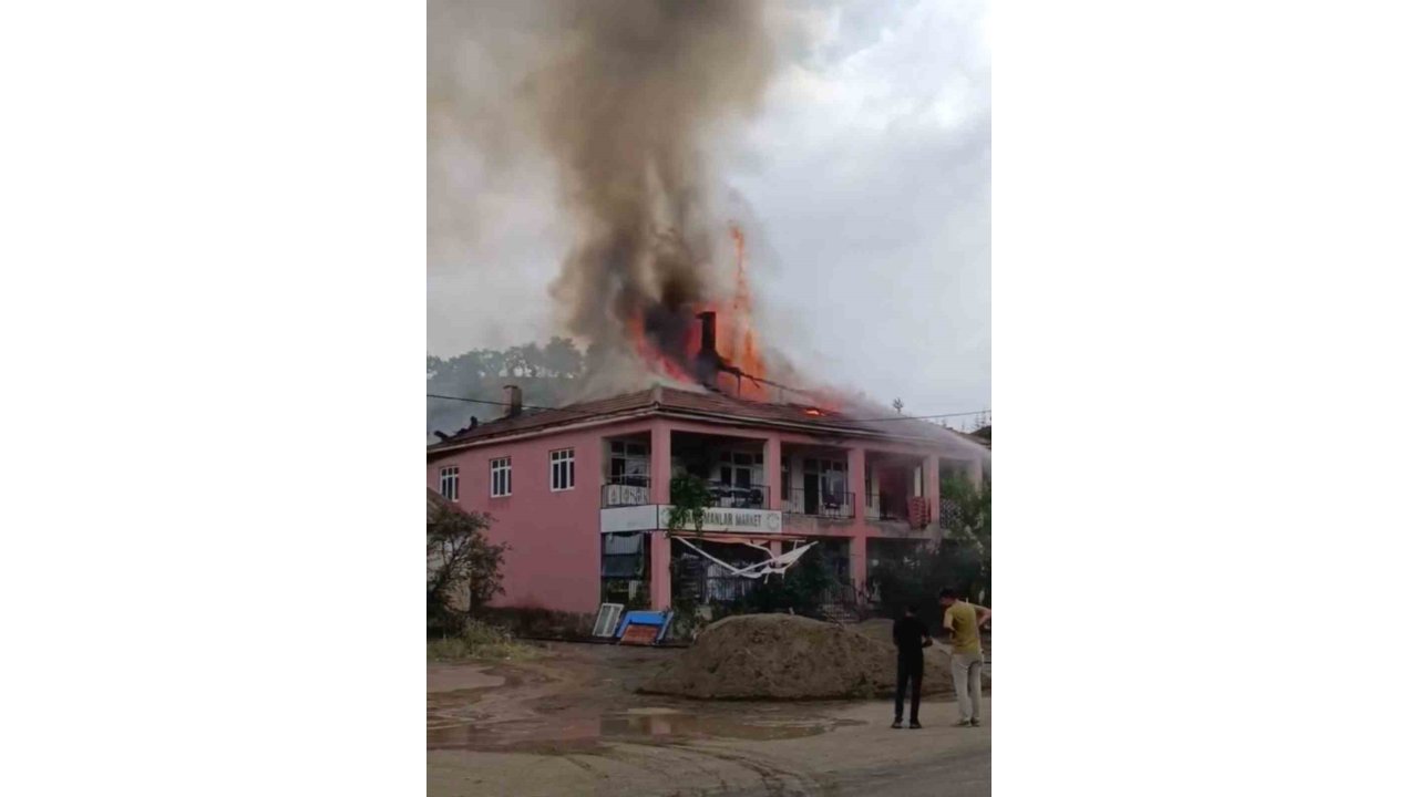 Elazığ’da Çatı Yangını, İtfaiye Tarafından Söndürüldü