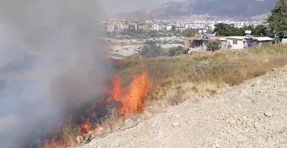 Hatay’da Çıkan Bahçe Yangını Büyümeden Söndürüldü