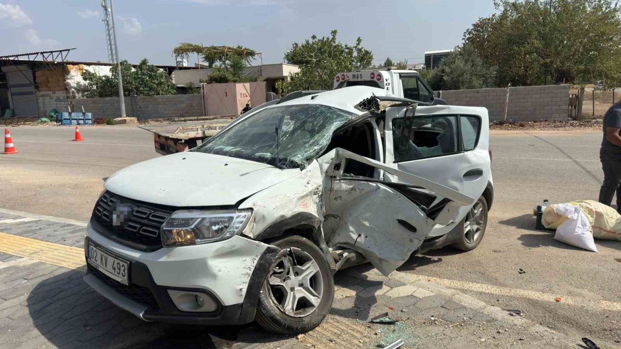 Adıyaman’da Minibüs İle Hafif Ticari Araç Çarpıştı: 1’i Ağır 2 Yaralı