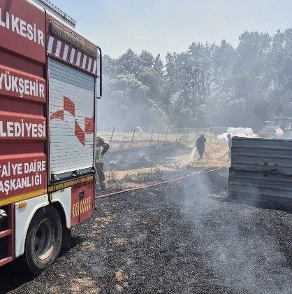 Bandırma’da Anız Ve Ot Yangını Söndürüldü