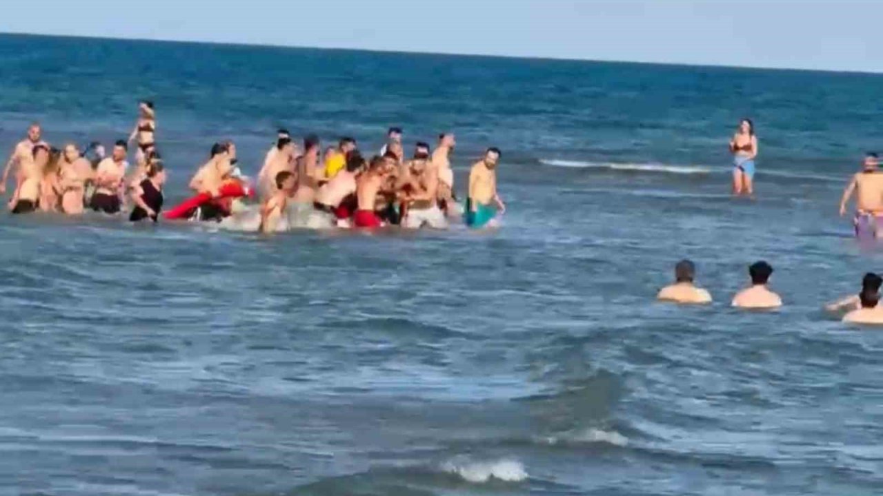 Denize Giren Aynı Aileden 2’si Çocuk 3 Kişi Boğulma Tehlikesi Geçirerek Hastaneye Kaldırıldı