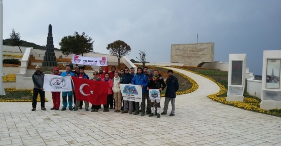 Bursalı dağcılar Çanakkale’de şehitleri andı