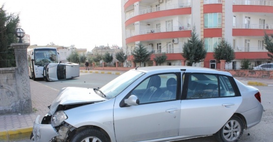 Otomobile çarpıp taklalar atan araç, park halinde otobüse çarparak durabildi