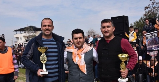 Kemalpaşa’da nefes kesen deve güreşleri