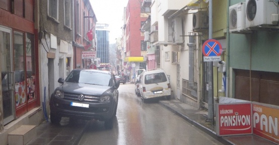 Yasak tabelasına rağmen araçlar dar sokaklarda park ediyor