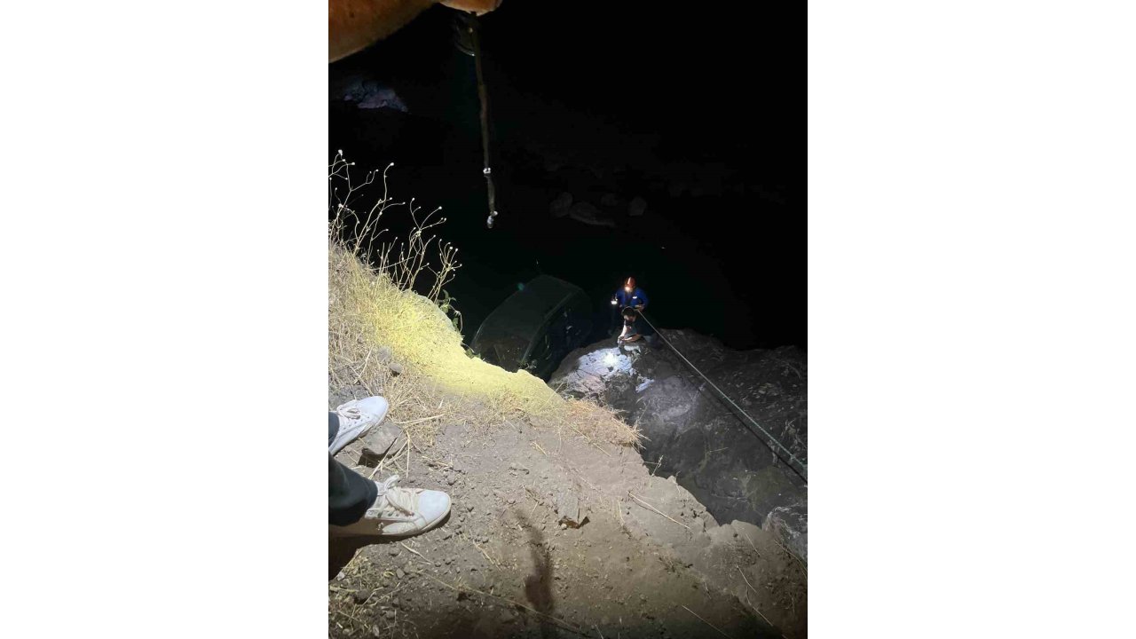 Baykan’da Hafif Ticari Araç Dereye Uçtu: 1 Yaralı