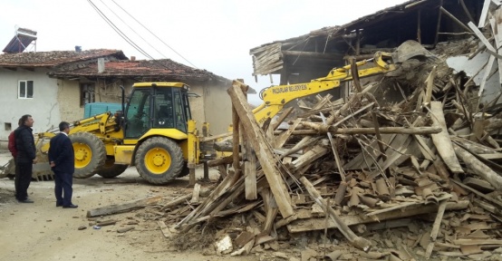 Pazarlar’da metruk binaların yıkımına devam ediliyor