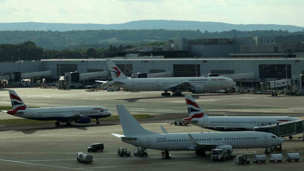 İngiltere Kalkışlı Tüm Uçuşlar Hava Trafik Kontrol Sistemi Arızası Nedeniyle Aksadı