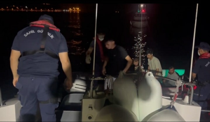 İzmir Açıklarında 40 Düzensiz Göçmen Yakalandı