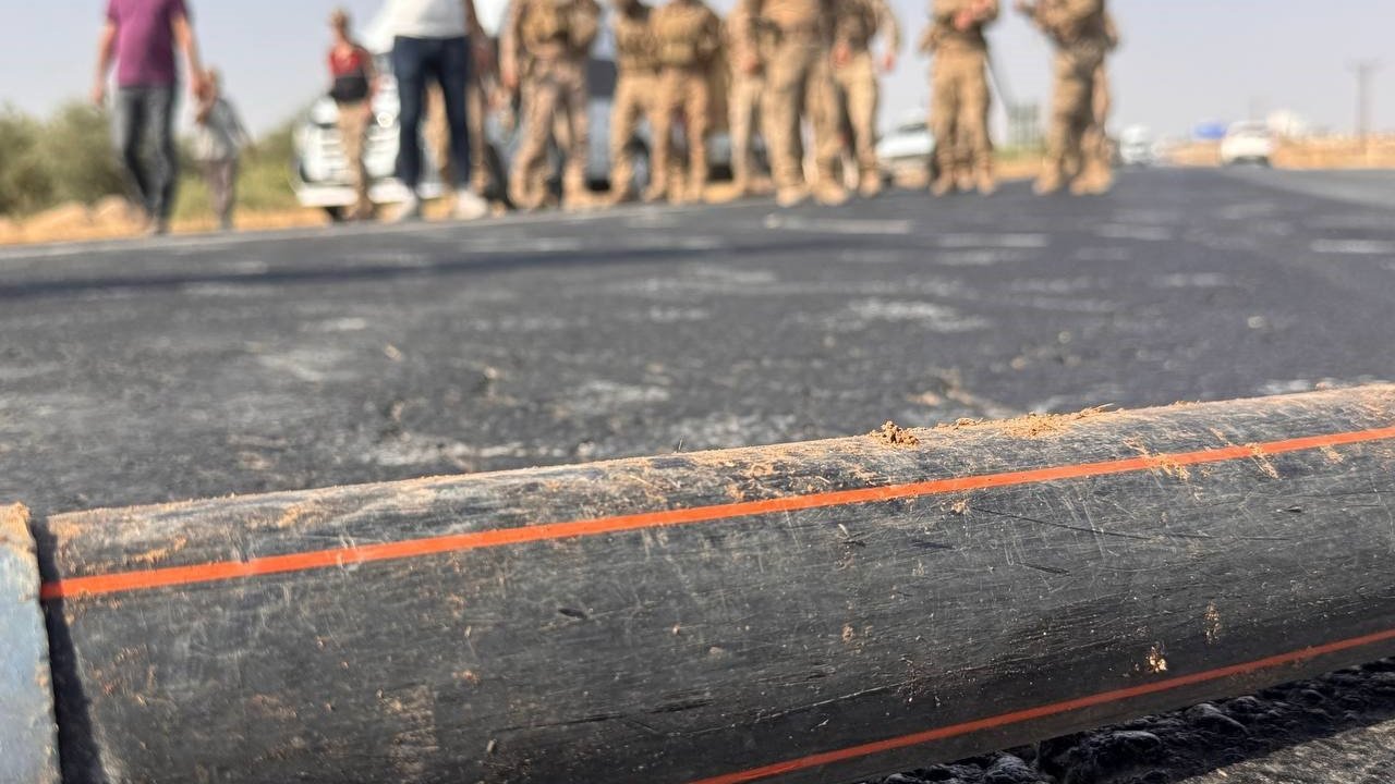 Şanlıurfa’da Suyu Kesilen Çiftçiler Sulama Borularıyla Karayolunu Trafiğe Kapattı
