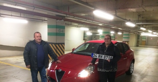 Hediye almaya gittiği AVM’den kazandığı arabayı teslim aldı