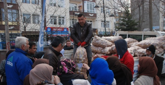Mültecilere patates yardımı