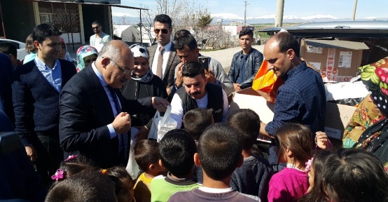 TİM Başkanı Büyükekşi depremzede çocukları sevindirdi