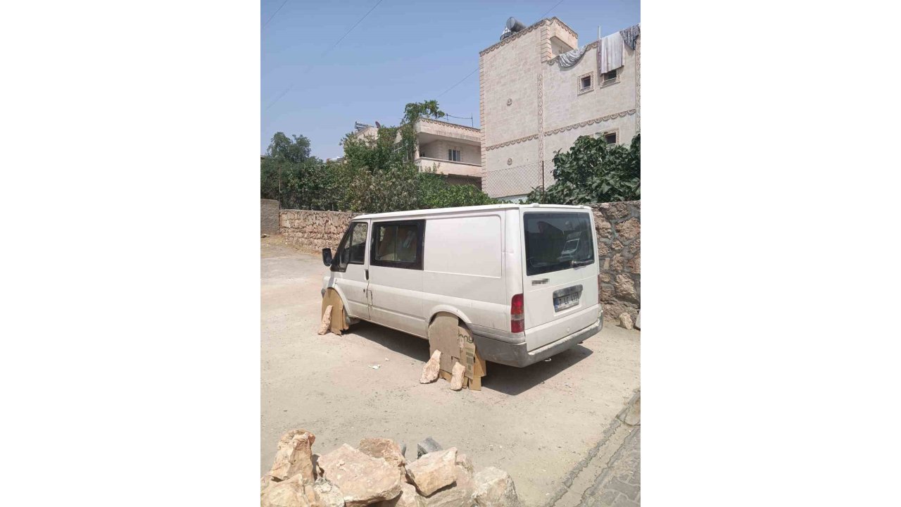 Mardin’de Minibüs Sürücüsü, Aracın Tekerlerini Sıcaktan Korumak İçin Kartonla Kapattı