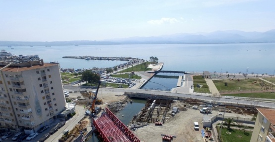 Tramvay için 150 tonluk çelik köprü kuruldu