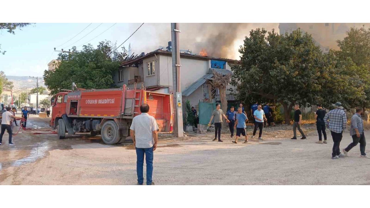 Adıyaman’da İki Katlı Evde Yangın Paniği