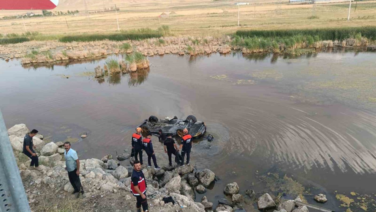 Sulak Alana Uçan Otomobilden Çıkarılan 3 Kişi Hastaneye Kaldırıldı