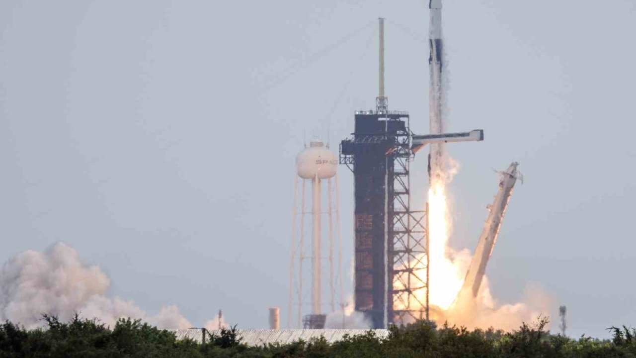 Spacex’in 11’inci İnsanlı Uzay Uçuş Görevi Bir Günlük Ertelemenin Ardından Başladı
