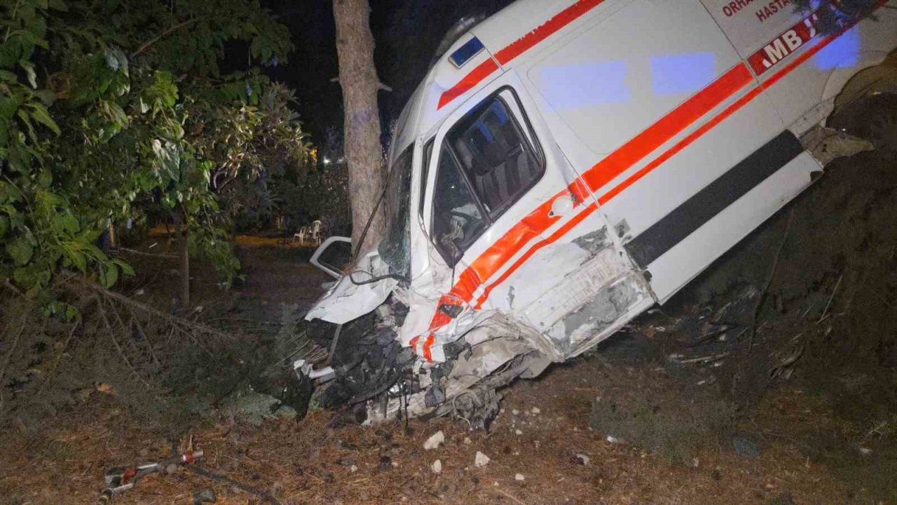 Kamyonetin Çarptığı Ambulans Bahçeye Uçtu: 5 Yaralı