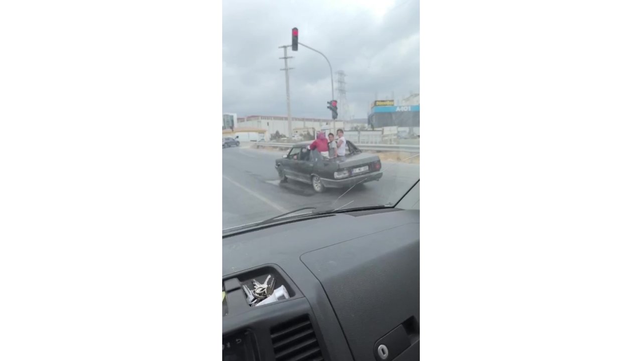 Çocukların, Arka Camı Olmayan Tofaş’tan Dışarı Çıkarak Yaptıkları Ölümüne Yolculuk Kamerada