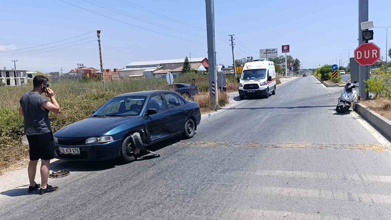 Manavgat’ta Tali Yola Giren Otomobil Motosikletle Çarpıştı: 1 Yaralı