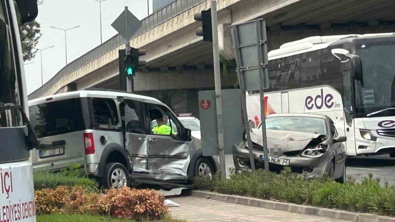 Kırmızı Işık İhlali Kaza Yaptırdı: 1 Yaralı