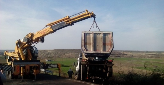 Yoldan çıkan tır devrilmenin eşiğinden döndü