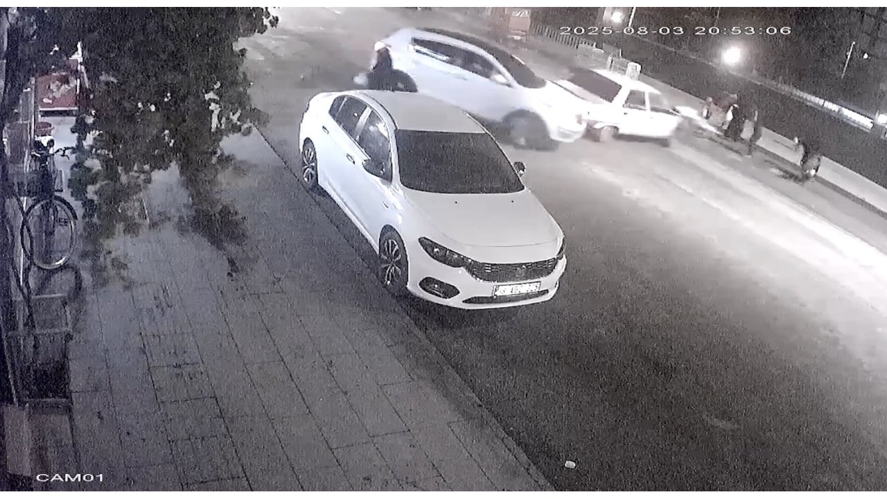 Otomobil, Yaya Geçidinde Duran Araca Böyle Çarptı: 2 Yaralı