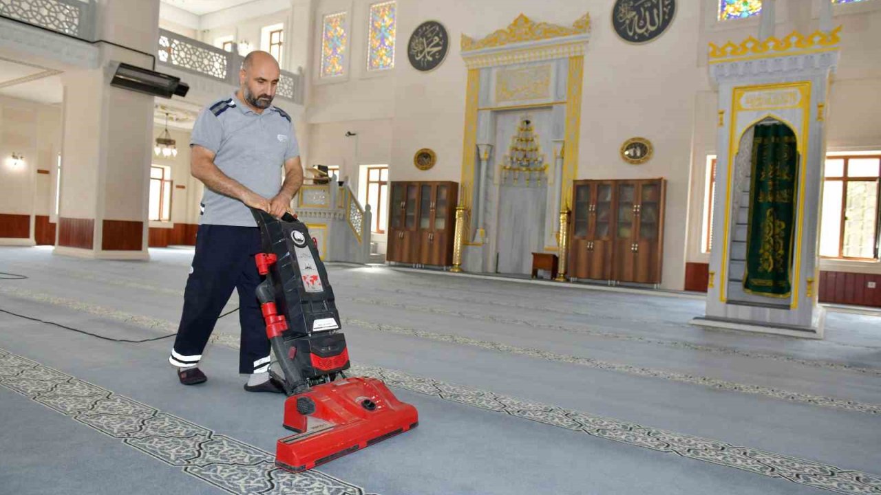 Esenyurt Belediyesi’nden Camilere Temizlik Desteği