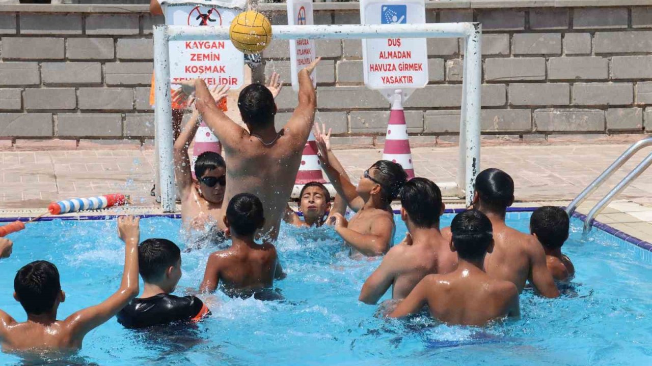 Şanlıurfa Belediyesi’ne Ait Yüzme Havuzlarında Hem Serinlediler Hem Eğlendiler