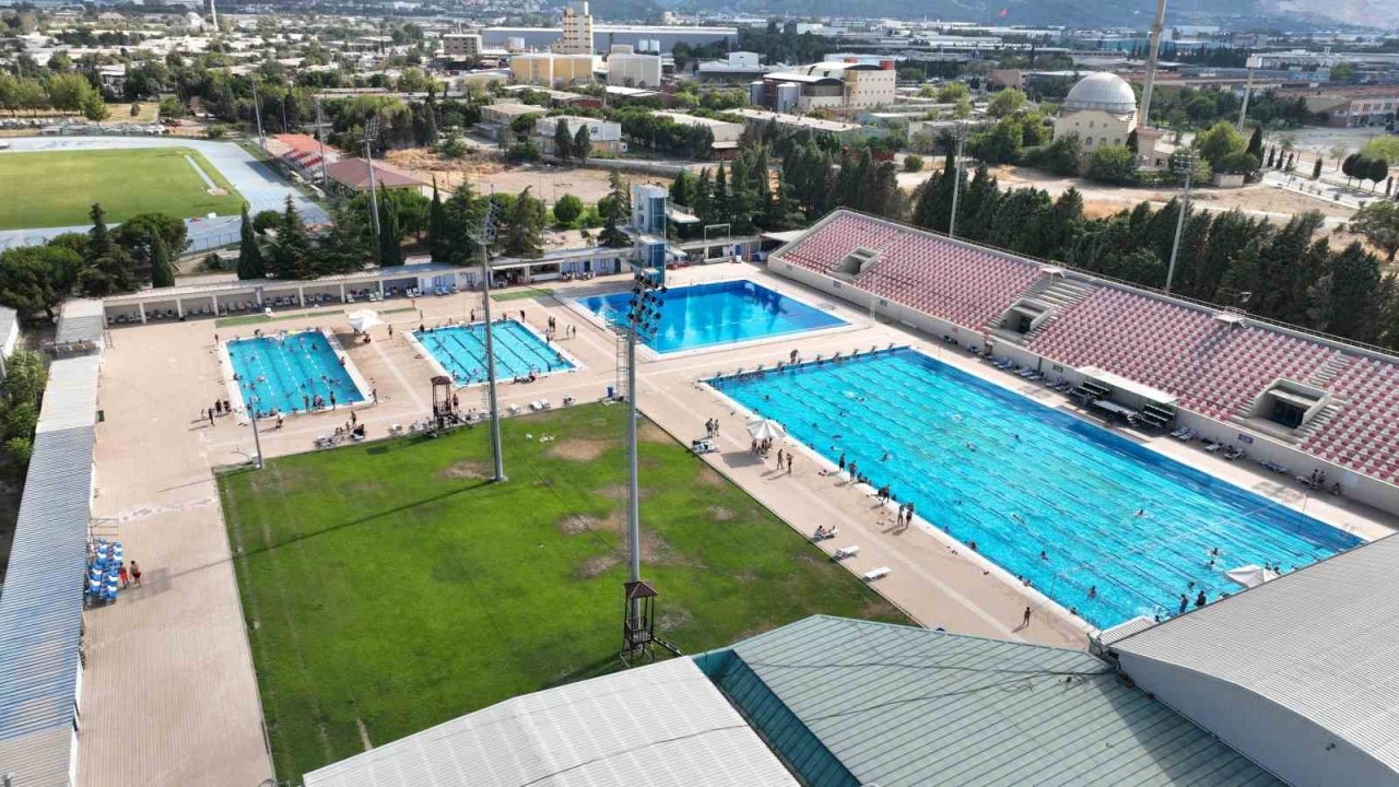 Serinlemek İsteyen Manisalılar Atatürk Olimpik Havuzuna Akın Etti