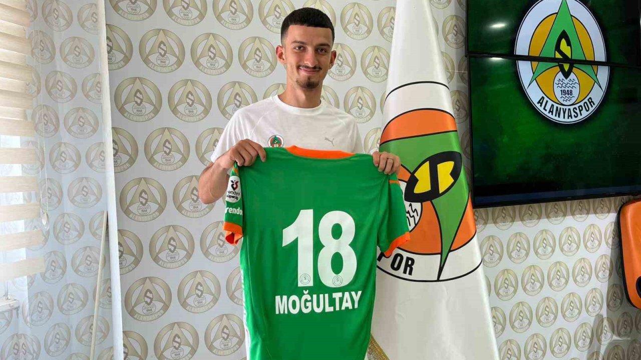 Alanyaspor Kadrosuna Kattığı 4 Oyuncu İçin İmza Töreni Düzenledi