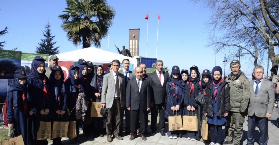 Zonguldak’ta halka ücretsiz 3 bin fidan dağıtıldı