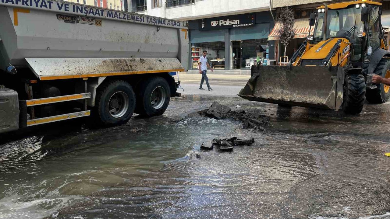 Ünye’de Şebeke Suyu Borusu Patladı