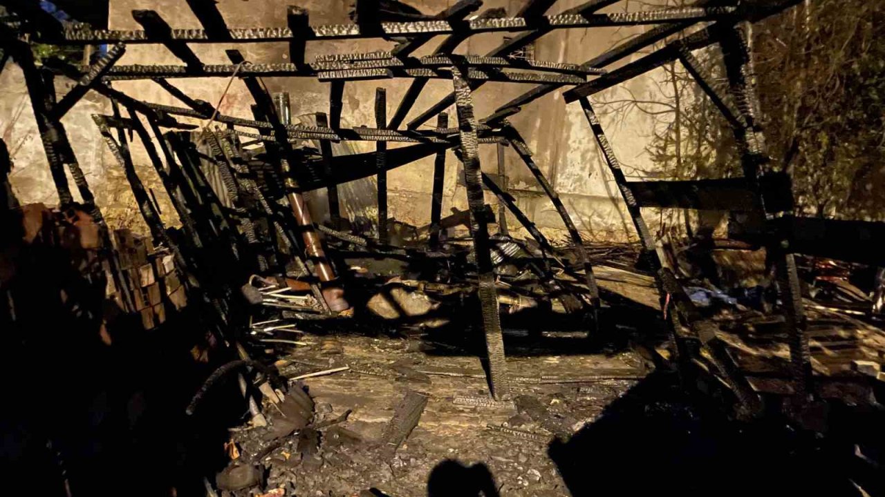 Sivas’ta Garaj Yangını: Alevler Geceyi Aydınlattı