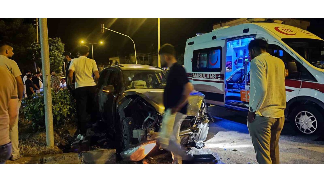 Kavşakta İki Araç Çarpıştı: 7 Yaralı