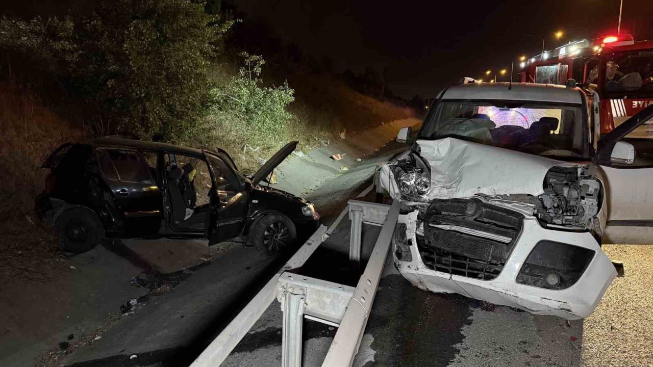 Eyüpsultan’da 2 Araç Çarpıştı: 1’i Ağır 2 Yaralı